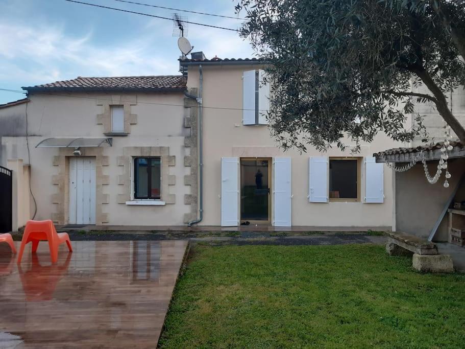 Le Petit Nid Villa Saint-Loubès Екстериор снимка